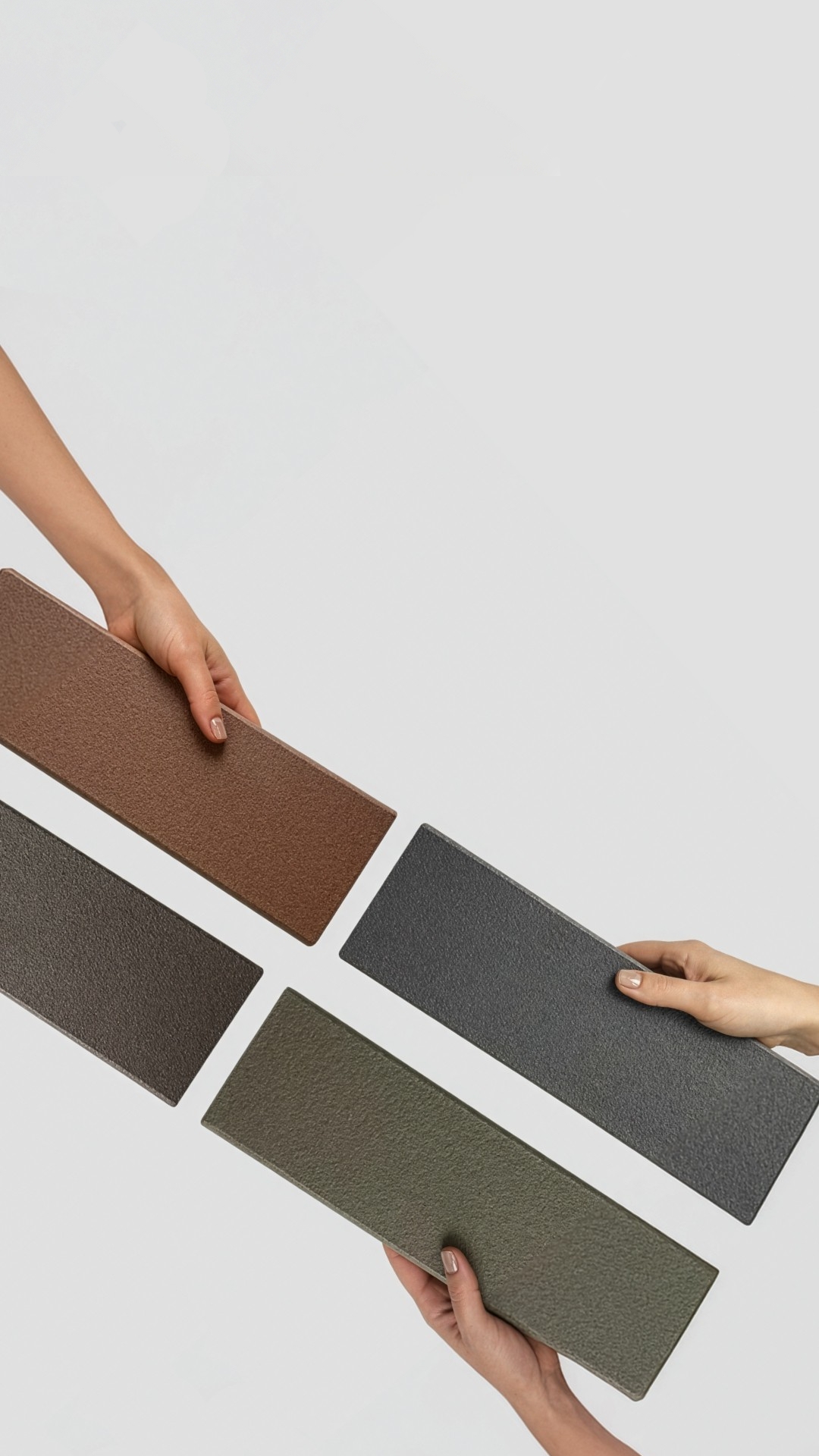 Mãos segurando réguas coloridas